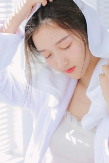 女子在公交车上脱内衣占座